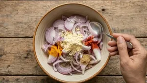 मिश्रणात बारीक चिरलेली हिरवी मिरची आणि ताजी कोथिंबीर घाला आणि अतिरिक्त कुरकुरीतपणासाठी 1-2 चमचे तांदळाच्या पिठात मिसळा.