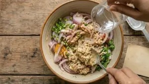 हळूहळू थोडेसे पाणी घालून घट्ट पीठ बनवा, जेणेकरून ते जास्त वाहणार नाही याची खात्री करा कारण कांदे देखील ओलावा सोडतात.