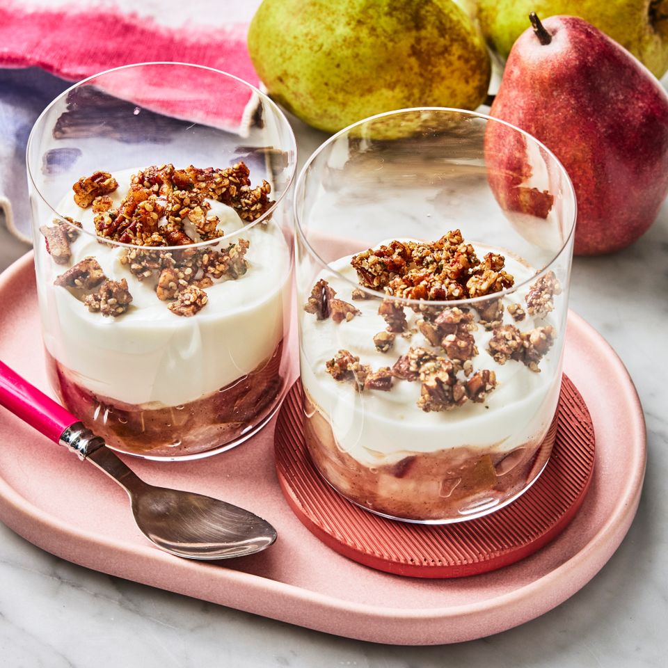 Pear-Yogurt Parfait ची रेसिपी इमेज क्रेडिट: छायाचित्रकार: ग्रेग डुप्री, प्रॉप स्टायलिस्ट: ज्युलिया बेलेस, फूड स्टायलिस्ट: चेल्सी झिमर.