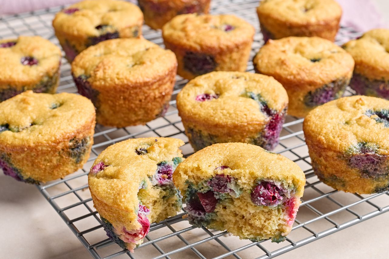 लो-कार्ब ब्लूबेरी मफिन्सची रेसिपी इमेज. क्रेडिट: छायाचित्रकार: जेक स्टर्नक्विस्ट, फूड स्टायलिस्ट: लॉरेन मॅकअनेली, प्रॉप स्टायलिस्ट: लेक्सी जुहल.