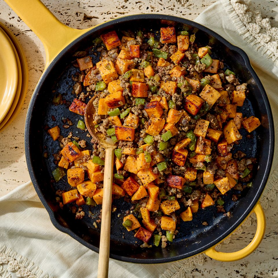 ग्राउंड बीफ आणि स्वीट बटाटा स्किलेटचा रेसिपी फोटो क्रेडिट: फोटोग्राफर: जेक स्टर्नक्विस्ट, फूड स्टायलिस्ट: सॅमी मिला, प्रॉप स्टायलिस्ट: गॅब्रिएल ग्रेको