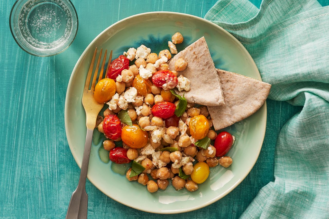 बेक्ड फेटा आणि टोमॅटो चणे यांचे रेसिपी फोटो क्रेडिट: छायाचित्रकार: फ्रेड हार्डी, फूड स्टायलिस्ट: जेनिफर वेन्डॉर्फ, प्रॉप स्टायलिस्ट: लिडिया पर्सेल