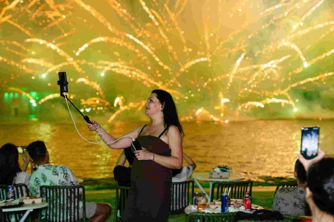 परदेशी पाहुण्यांनी फटाके शो रेकॉर्ड केला. फोटो सौजन्याने सन ग्रुप