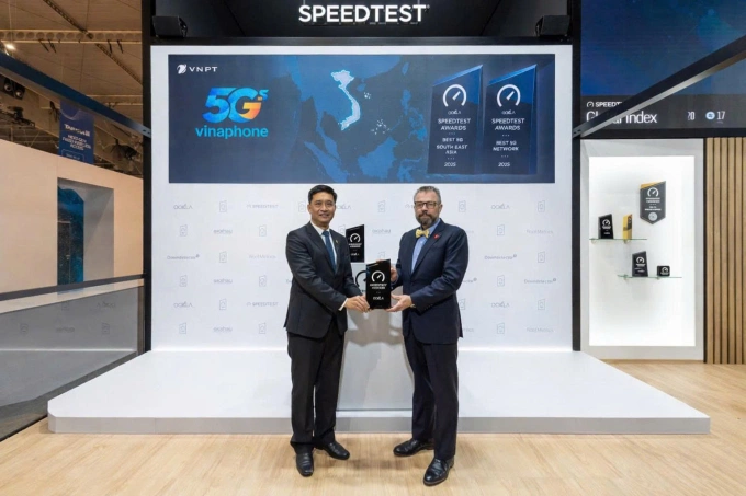 व्हीएनपीटी ग्रुपचे उपाध्यक्ष गुयेन नाम लाँग (एल), पुरस्कार स्वीकारताना. विनाफोनचे छायाचित्र सौजन्याने