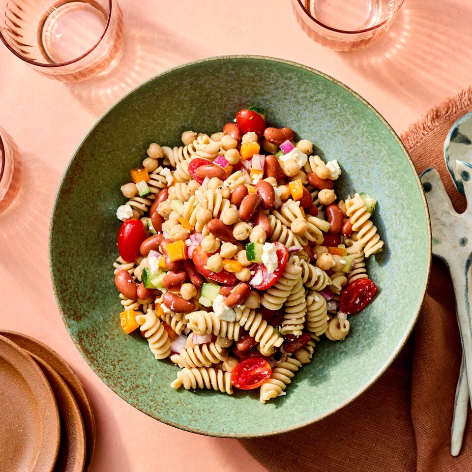 क्रेडिट: छायाचित्रकार: जेक स्टर्नक्विस्ट, फूड स्टायलिस्ट: शॅनन गोफोर्थ, प्रॉप स्टायलिस्ट: ब्रेना गजाली.