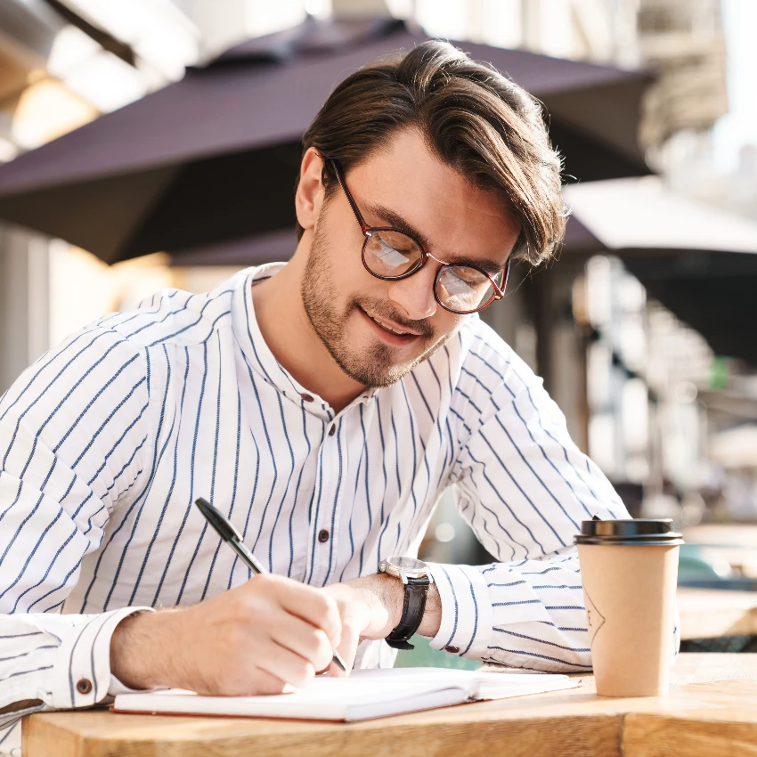 मेटाकॉग्निशन वापरताना माणूस लिहितो