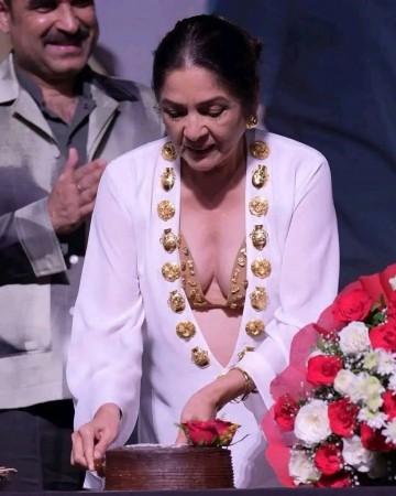 नीना गुप्ता ६६ व्या वर्षी गर्भवती आहे का? रश्मिका मंदान्ना-विजय देवरकोंडा लग्नाच्या रिसेप्शनमध्ये अभिनेता पांढऱ्या साडीत टक्कर घेत असताना नेटिझन्सना वाटते