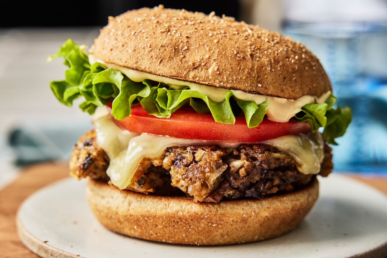 ब्लॅक बीन आणि व्हेजी स्मॅश बर्गरची रेसिपी इमेज. क्रेडिट: छायाचित्रकार: ग्रेग डुप्री, प्रॉप स्टायलिस्ट: ज्युलिया बेलेस, फूड स्टायलिस्ट: चेल्सी झिमर.