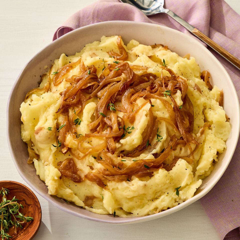 क्रेडिट: छायाचित्रकार: फ्रेड हार्डी, फूड स्टायलिस्ट: एमिली नाबोर्स हॉल, प्रॉप स्टायलिस्ट: लिंडसे लोअर.