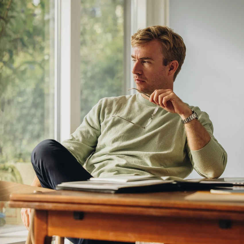 उच्च वृषणात तयार होणारे लैंगिक वैशिष्ट्यांचे वाढ करणारे संप्रेरक असलेला माणूस ज्याला खात्री आहे की तो बरोबर आहे