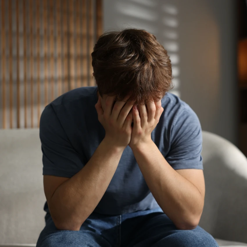 तरुण पुरुष प्रौढ मानसिक आरोग्याशी संघर्ष करत आहे