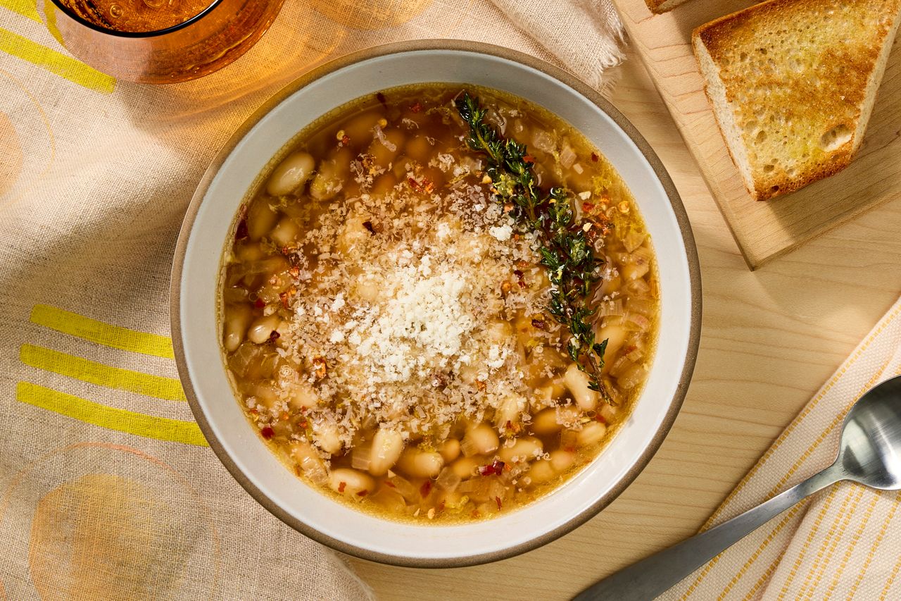 क्रेडिट: फोटोग्राफर: रॉबी लोझानो, फूड स्टायलिस्ट: अमांडा होल्स्टेन, प्रॉप स्टायलिस्ट: ॲबी आर्मस्ट्राँग