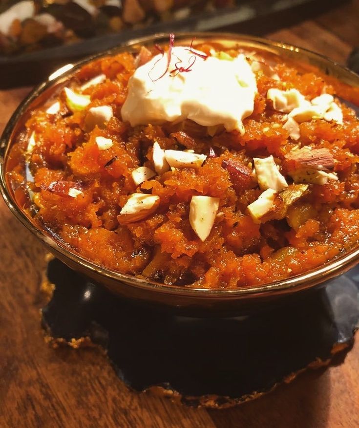 यात हे असू शकते: लाकडी टेबलाच्या वर बसलेला अन्नाने भरलेला वाडगा