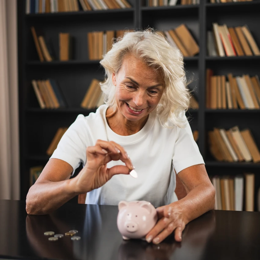 आजी नातवासाठी पैसे वाचवत आहे