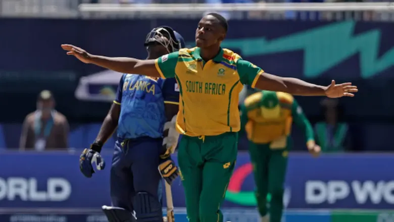 कागिसो रबाडा SL vs SA क्लॅश दरम्यान विकेट घेतल्यानंतर आनंद साजरा करत आहे