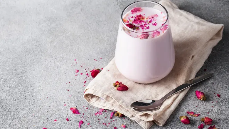 गुलाबाची चव असलेली लस्सी काही गुलाबाच्या पाकळ्यांनी सजवा