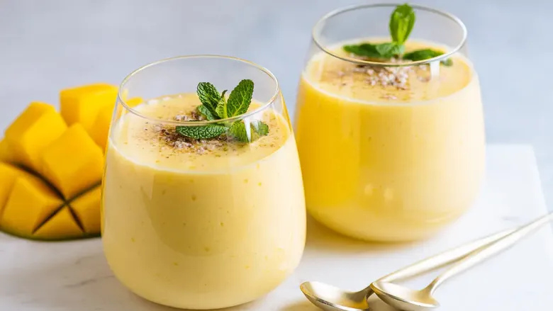 ग्लासात मँगो लस्सी