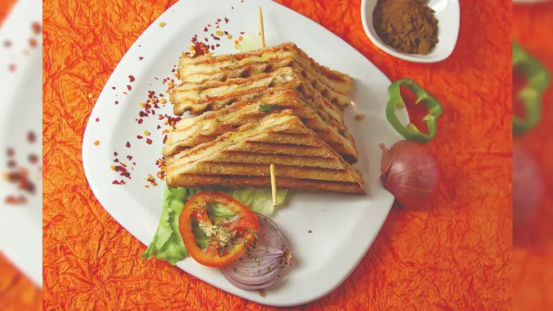 सँडविच सॉसबरोबर सर्व्ह केले