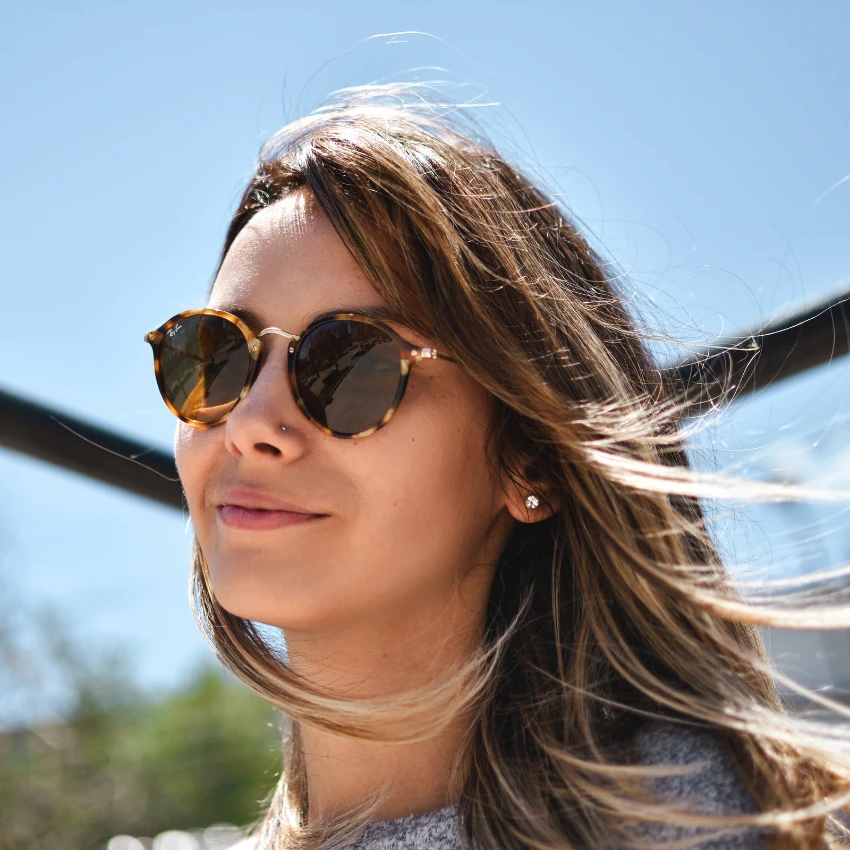 gen z बाई आनंदी सिंगल रिलेशनशिपपेक्षा करिअर निवडत आहे