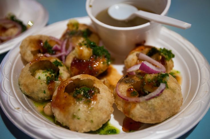 यात हे समाविष्ट असू शकते: डिपिंग सॉससह प्लेटवर लहान एपेटाइजर