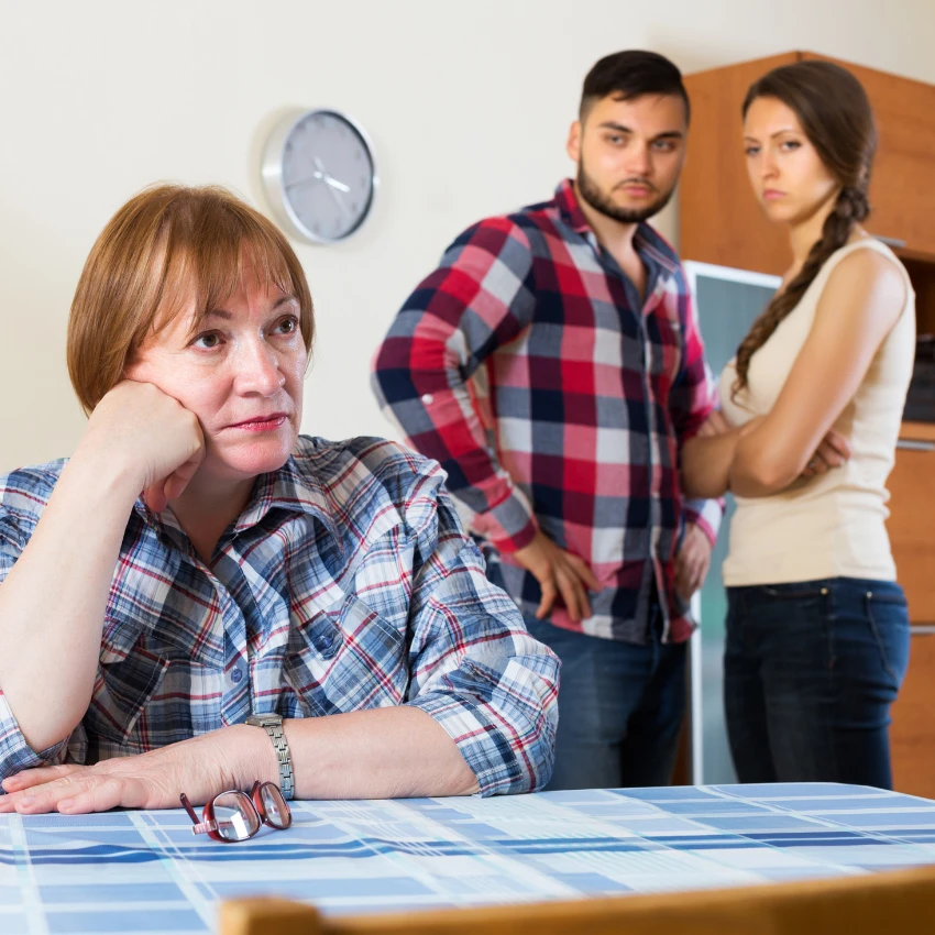 आपल्या मुलाच्या लग्नाच्या नियोजनात हस्तक्षेप करणारी आई