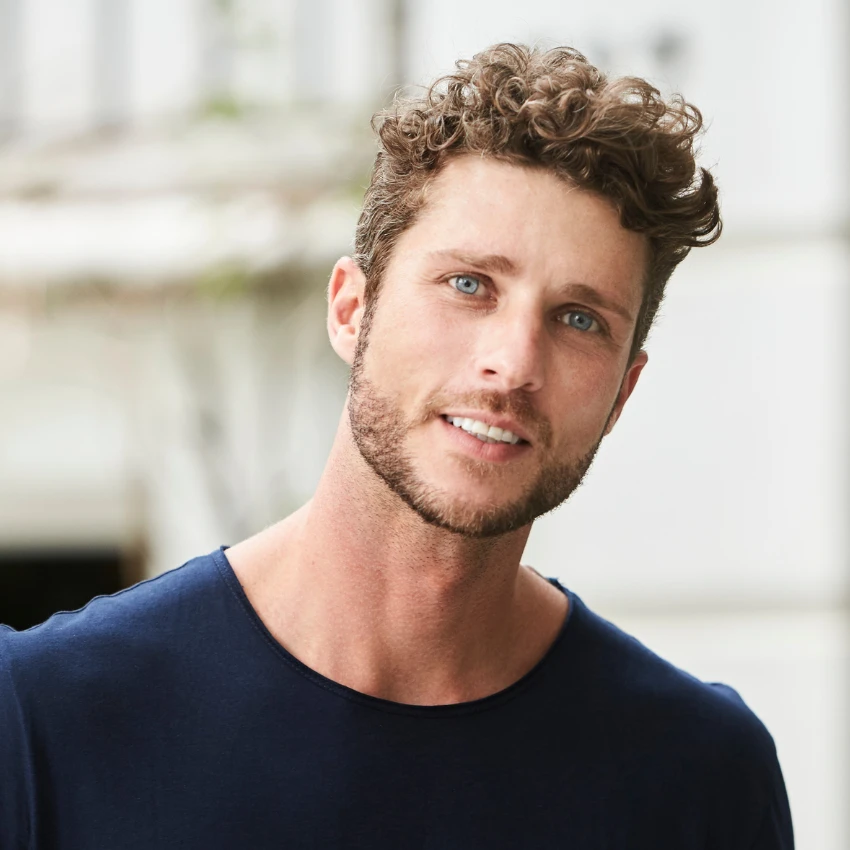 निळे डोळे असलेला माणूस नातेसंबंधात कसा वागतो हे सांगू शकतो