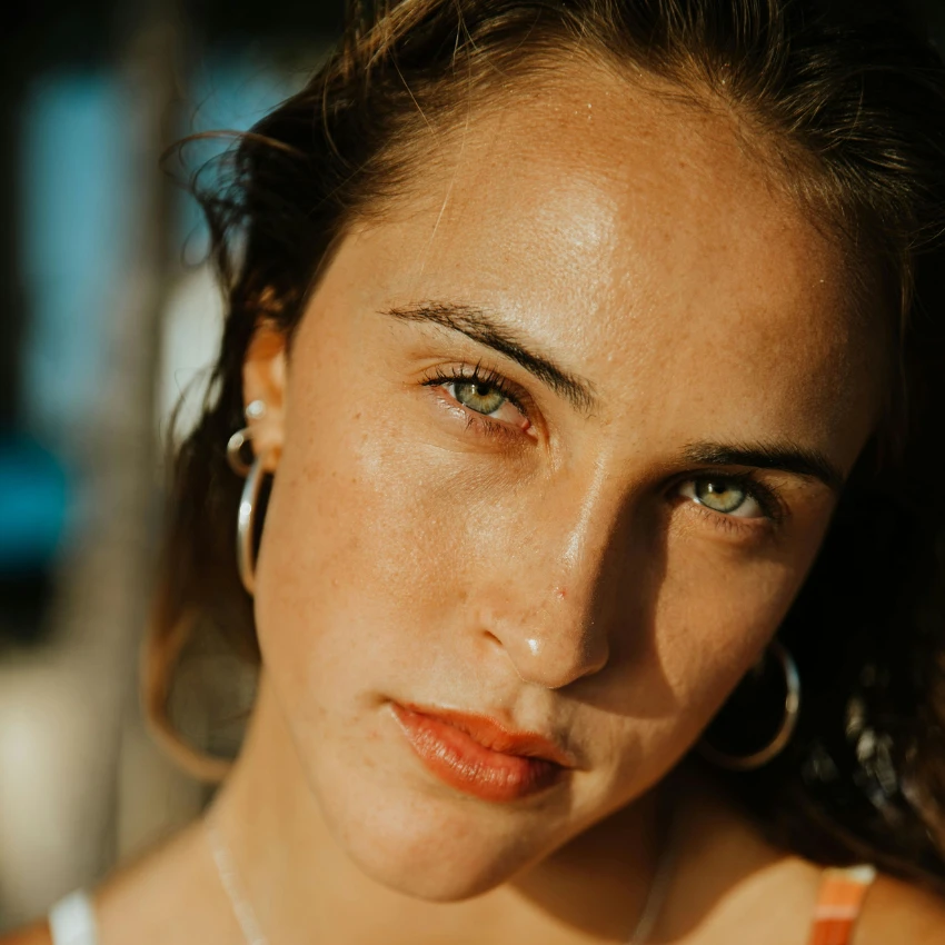 तांबूस पिंगट डोळे असलेली स्त्री तुम्ही सांगू शकता की ती नातेसंबंधात कशी वागते