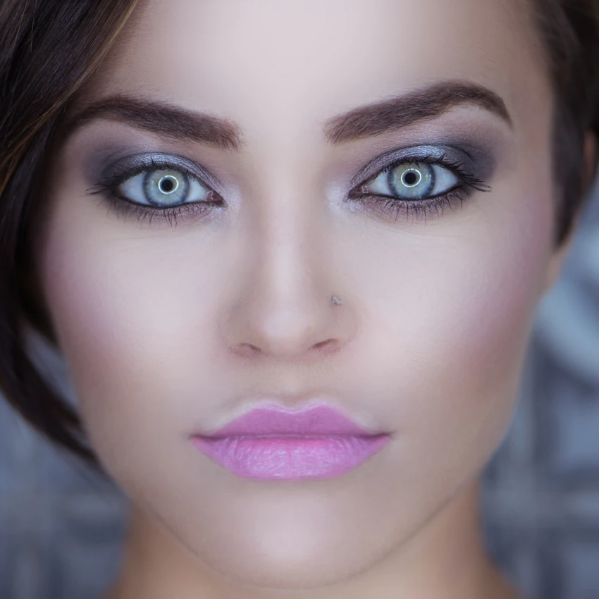 राखाडी डोळे असलेली स्त्री नात्यात कशी वागते हे सांगू शकते