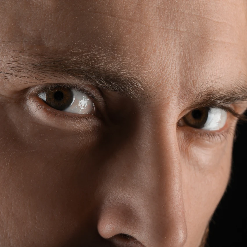 काळे डोळे असलेला माणूस