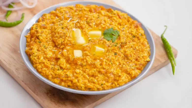 अमृतसरी पनीर बुर्जी वाटीवर सर्व्ह केली