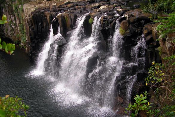 यात हे असू शकते: एक धबधबा ज्यातून भरपूर पाणी येत आहे