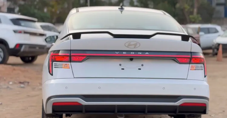 नवीन ह्युंदाई व्हर्ना फेसलिफ्ट मागील