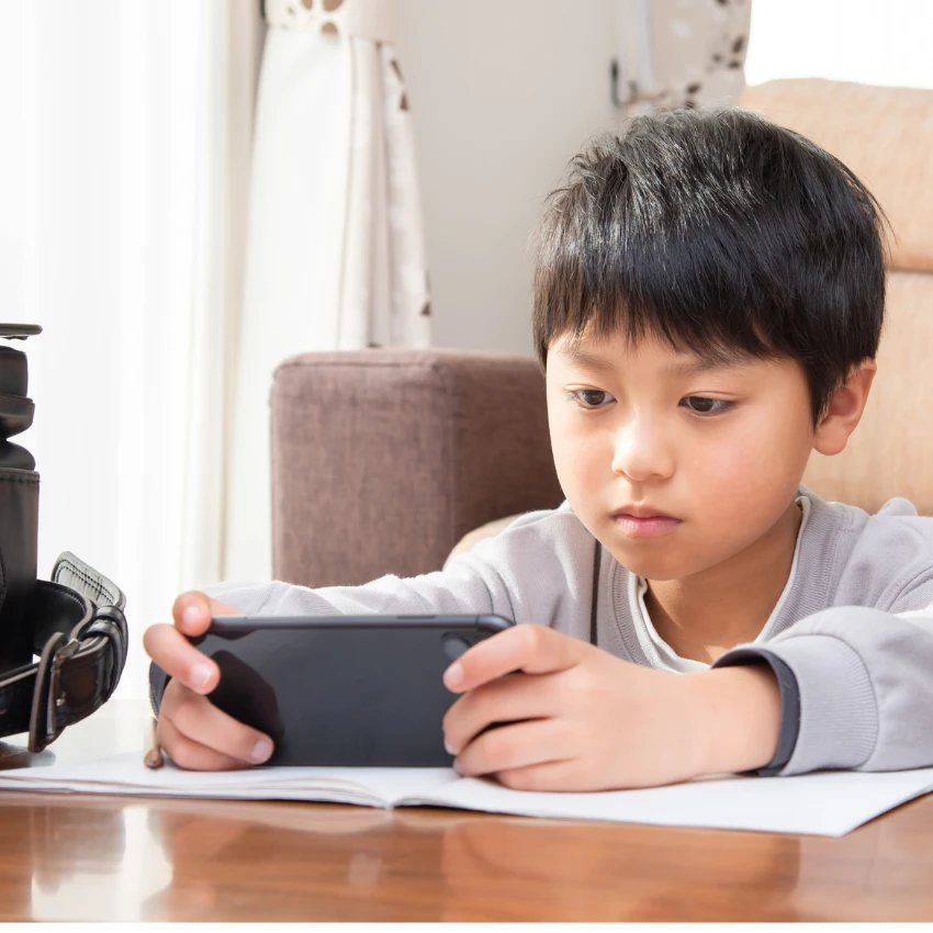 शाळेला नकार देणारे प्राथमिक वयाचे मूल शाळा चुकते