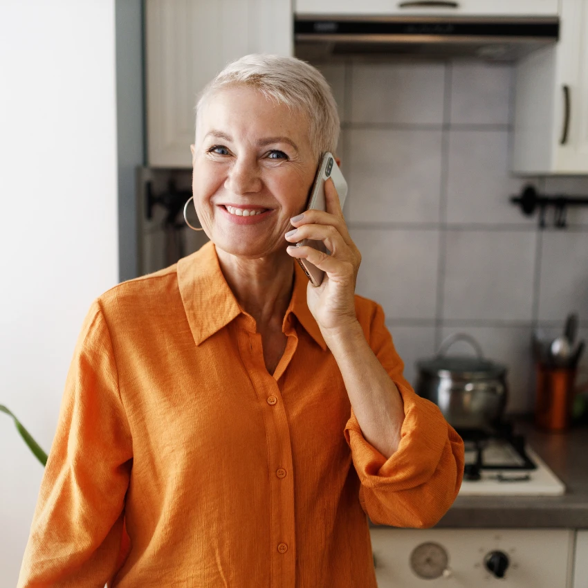 भेट देण्याच्या वेळापत्रकासाठी उपाय शोधण्यासाठी आजी अर्थपूर्ण संभाषण करत आहेत