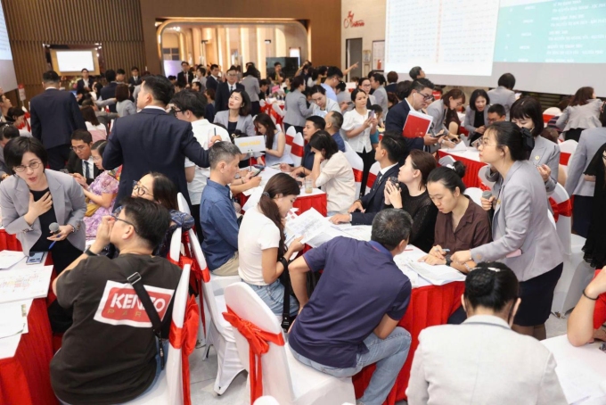 ग्राहक अपार्टमेंट निवड क्षेत्रात प्रवेश करतात. रीड/क्विन ट्रॅन द्वारे फोटो