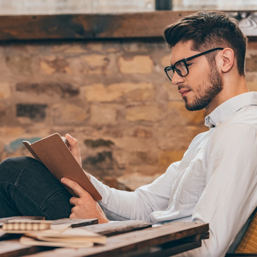 वाचन करणारा माणूस जिज्ञासू आणि सर्जनशील आहे कारण त्याचे पालक त्याला दररोज रात्री वाचतात