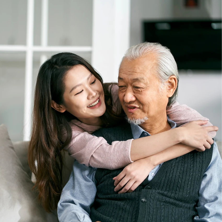 ज्या स्त्रीचे तिच्या वडिलांशी घट्ट नाते आहे कारण तो तिला दररोज रात्री वाचतो