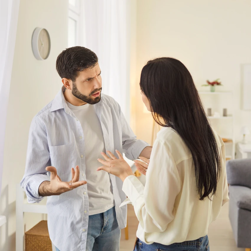 जोडपे अनन्य असण्याबद्दल वाद घालत आहेत