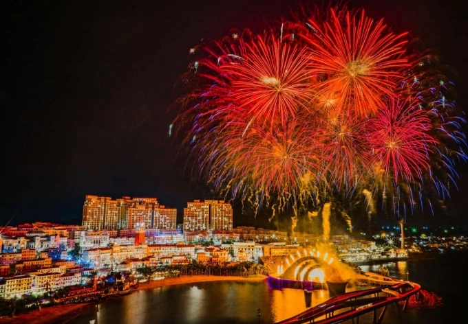 किस ब्रिज, फु क्वोक येथे फटाक्यांची आतषबाजी. फोटो सौजन्याने सन ग्रुप