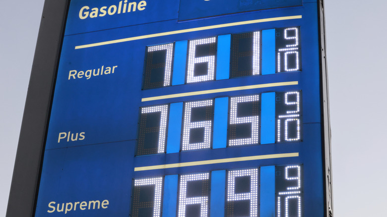 एक गॅलन $7.60 पेक्षा जास्त गॅसच्या किमती दर्शविणारे चिन्ह