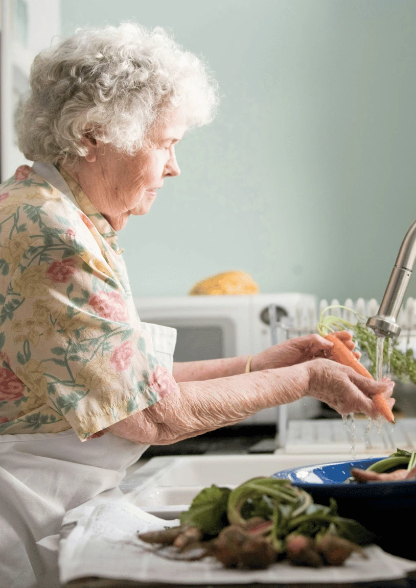 रजोनिवृत्तीची सामान्य लक्षणे कमी करण्यासाठी वृद्ध स्त्री तिचा आहार बदलते