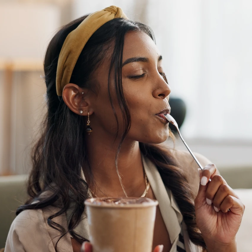 चमच्याने आईस्क्रीम चाटणारी स्त्री मधुमेहाचा धोका कमी करते