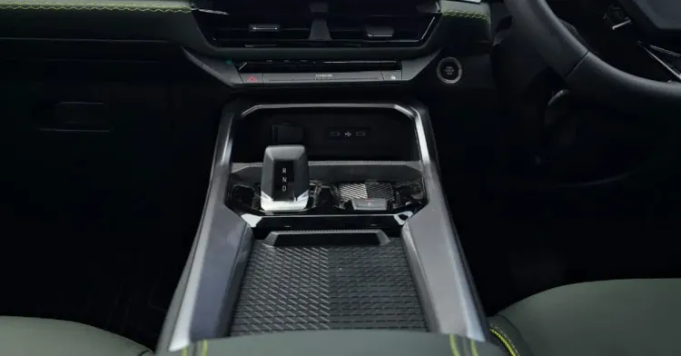 नवीन डस्टरवर सेंटर कन्सोल स्टोरेज नवीन डस्टरवर सेंटर कन्सोल स्टोरेज