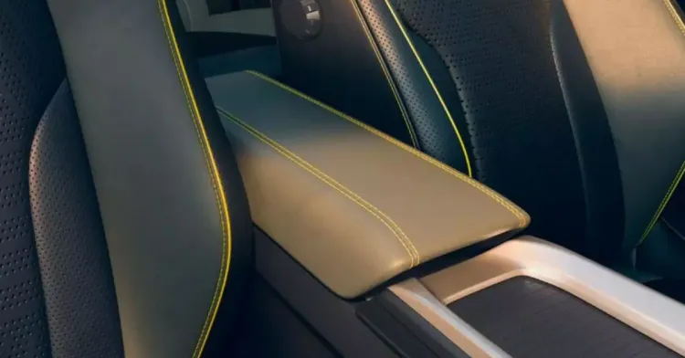 नवीन डस्टरचा फ्रंट आर्मरेस्ट स्टोरेज नवीन डस्टरचा फ्रंट आर्मरेस्ट स्टोरेज