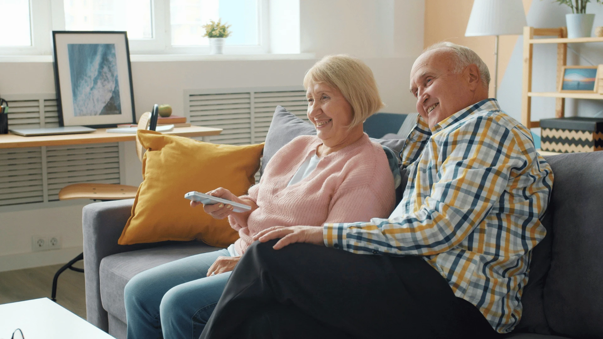 रात्री उशिरा मच्छींना मदत करण्यासाठी टीव्ही किंवा चित्रपट पहा