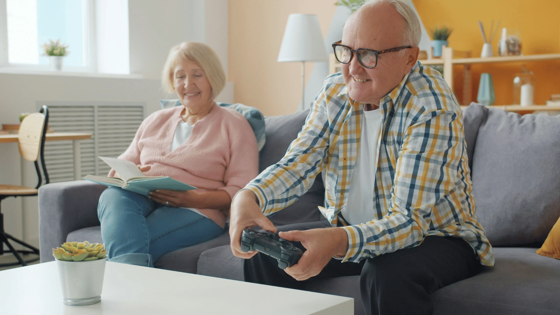 रात्री उशिरा मच्छींना मदत करण्यासाठी एक गेम खेळा