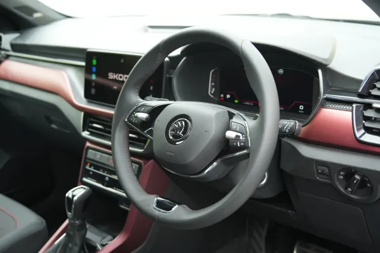 फेसलिफ्ट मॉन्टे कार्लो 1.0 डॅशबोर्डसह 2026 स्कोडा.jpg