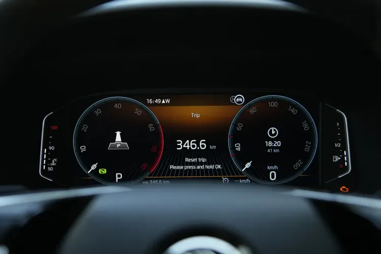 2026 स्कोडा कुशाक फेसलिफ्ट व्हर्च्युअल कॉकपिट tft ड्रायव्हर MID.jpg