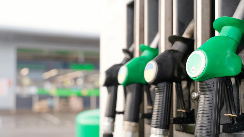 डिझेल आणि पेट्रोल नोजलसह आधुनिक गॅस स्टेशन