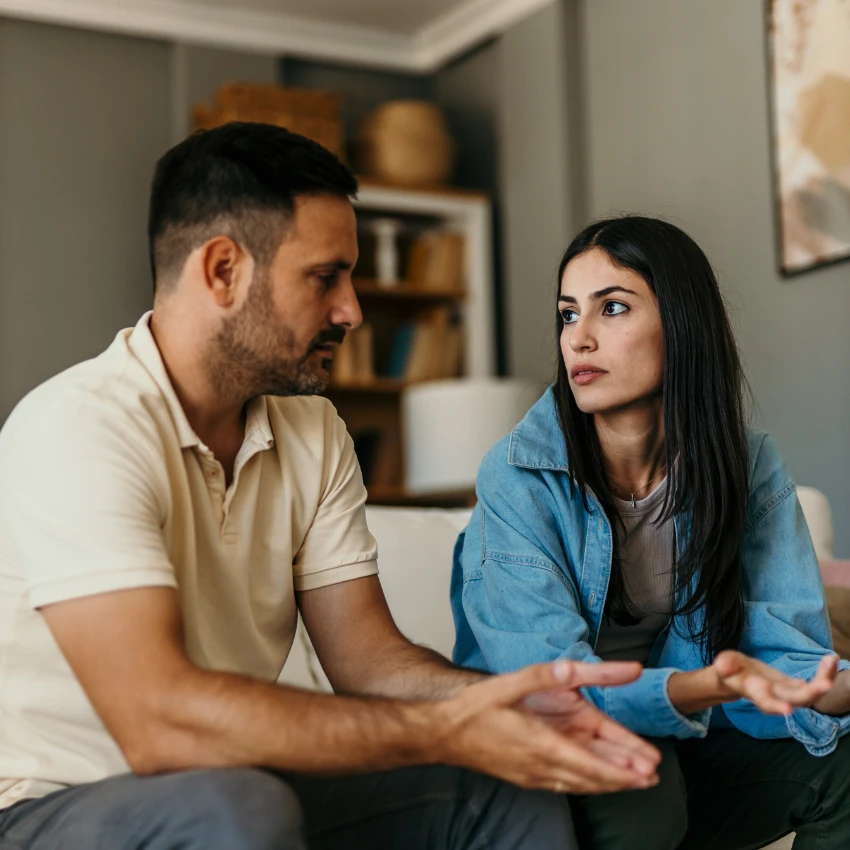 जेव्हा वधूच्या मूक लग्नाच्या विनंतीचा विचार केला जातो तेव्हा मंगेतर त्याचे पाय खाली ठेवतो